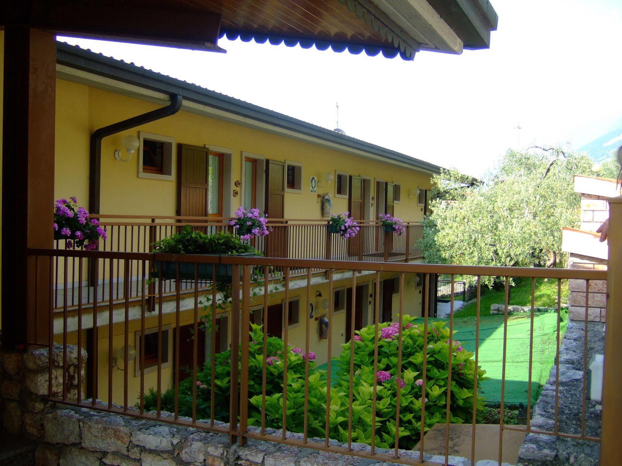 Residence San Vito Бренцоне сул Гарда Екстериор снимка